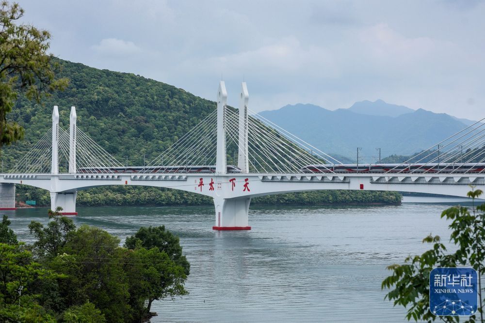 新华全媒＋丨池州至黄山高铁开通运营
