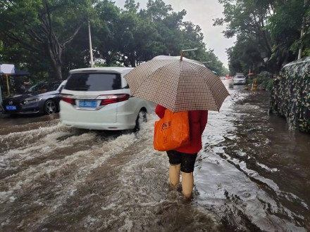 广州防暴雨内涝应急响应升级为二级，遇积水路段需小心