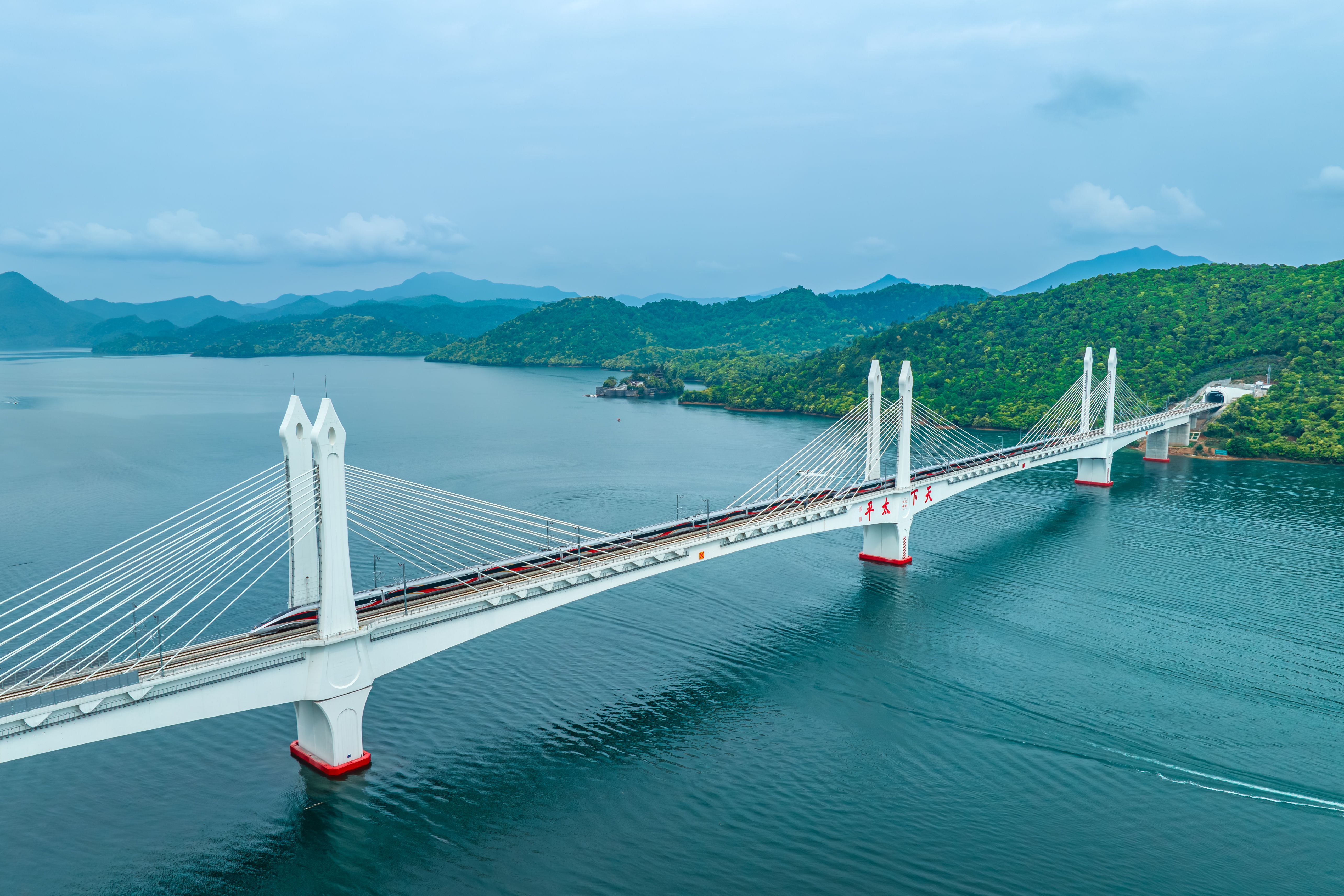 池黄高铁今日开通运营，从九华山直达上海不到4小时