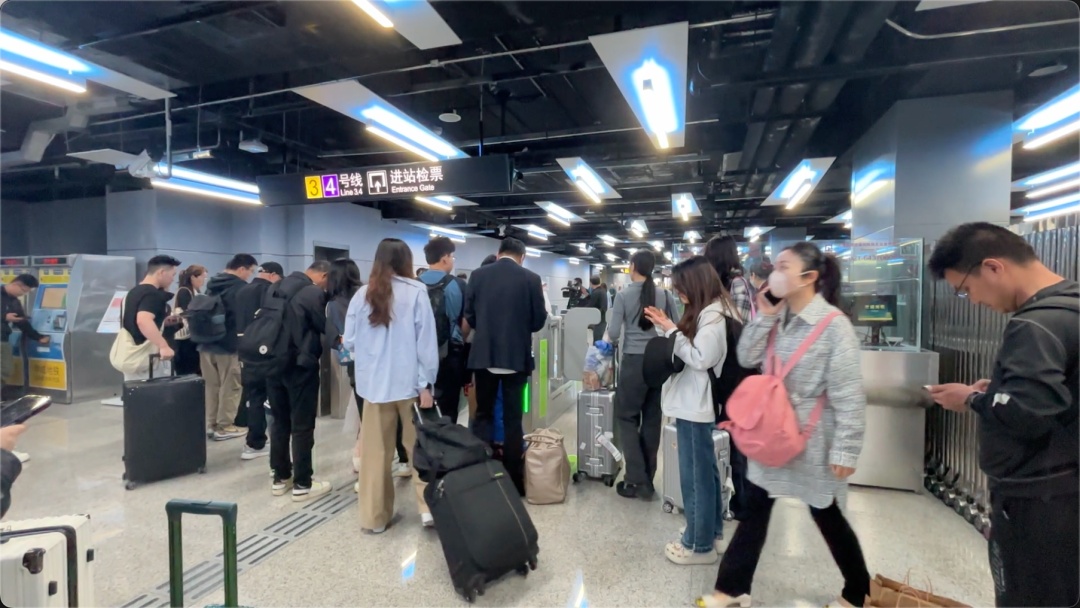 上海火车站东北出站口启用！今起上海三大火车站出站旅客都可免安检乘坐地铁