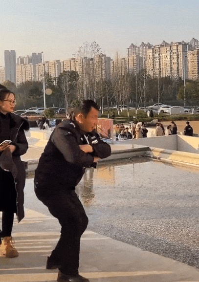 长沙保安大叔,你火啦!网友排队,根本停不下来 长沙保安大叔,你火啦!网友排队,根本停不下来