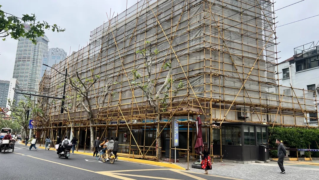 不到一年，上海市中心这条小马路第3次被挖开！怎么回事→