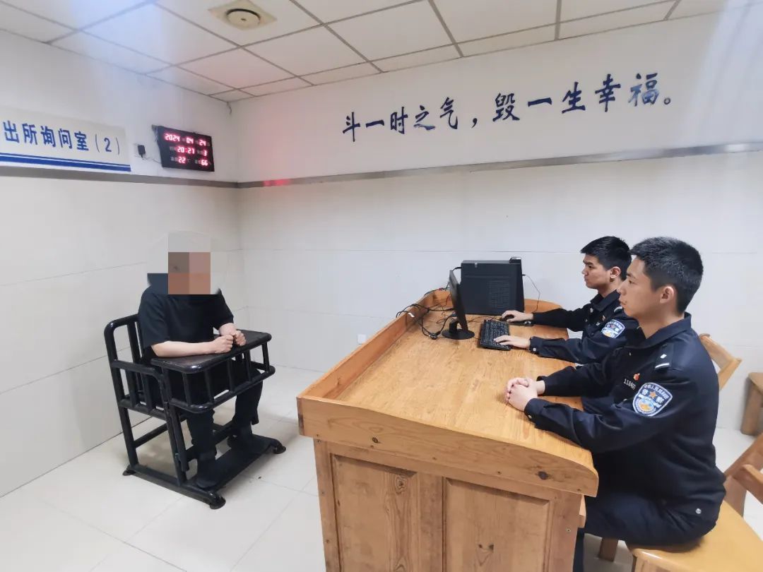 某浴室有人卖淫嫖娼?民警赶到现场…… 某浴室有人卖淫嫖娼?民警赶到现场……