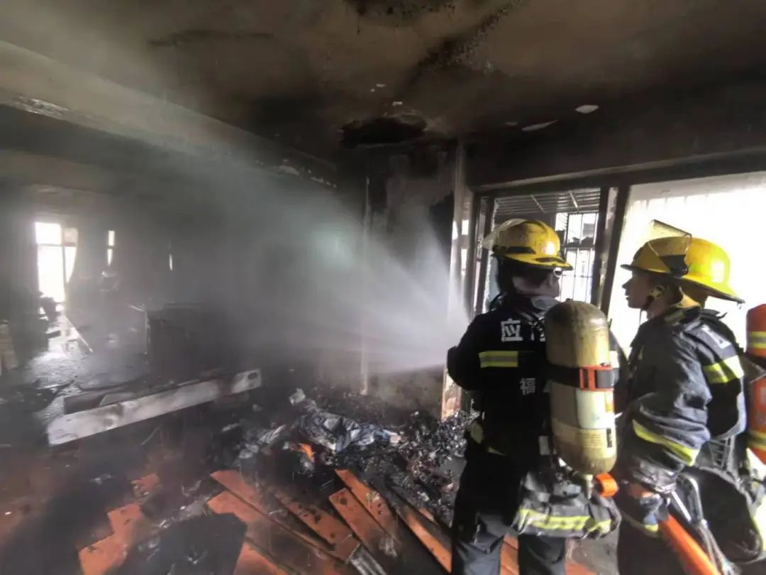 厦门一对父女被困火场,成功逃生的秘诀是…… 厦门一对父女被困火场,成功逃生的秘诀是……