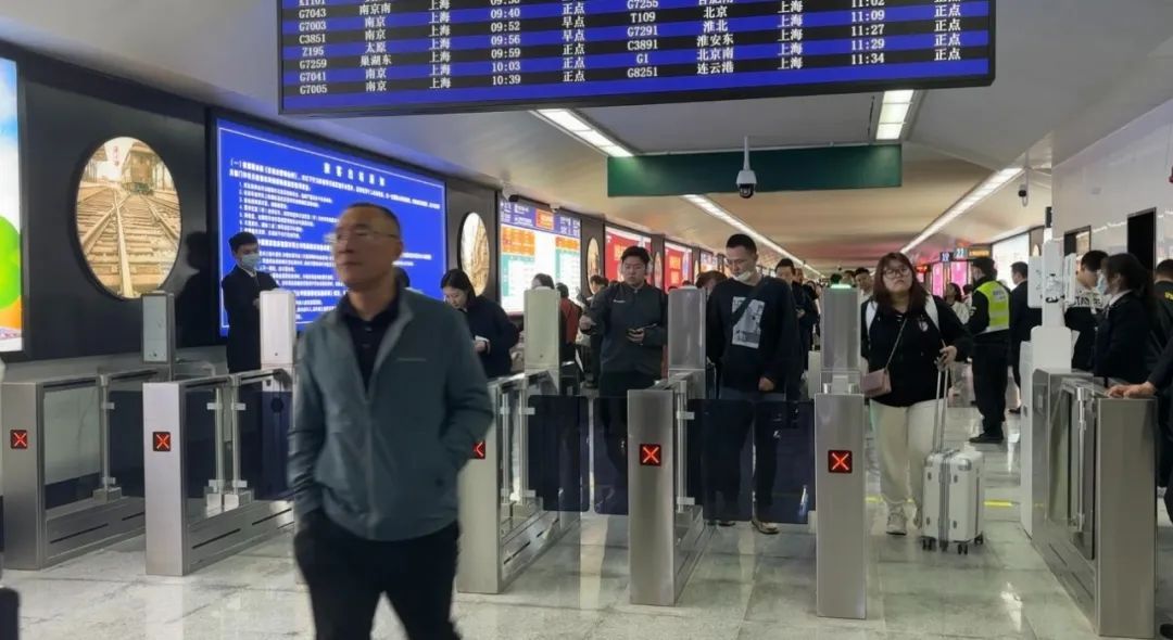 上海火车站东北出站口启用！今起上海三大火车站出站旅客都可免安检乘坐地铁