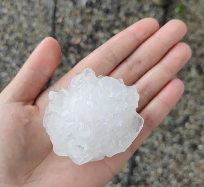 广州现龙卷风!“天空数次闪出巨大火光”…拳头大的冰雹从天而降! 广州现龙卷风!“天空数次闪出巨大火光”…拳头大的冰雹从天而降!
