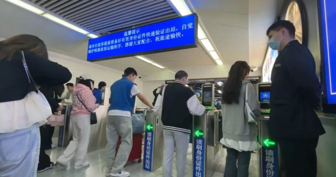 上海火车站东北出站口启用！今起上海三大火车站出站旅客都可免安检乘坐地铁