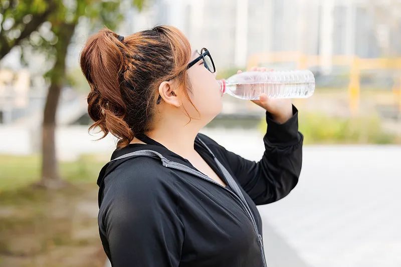 “小肚腩”越来越大?别不当回事!记住这些想不瘦都难 “小肚腩”越来越大?别不当回事!记住这些想不瘦都难