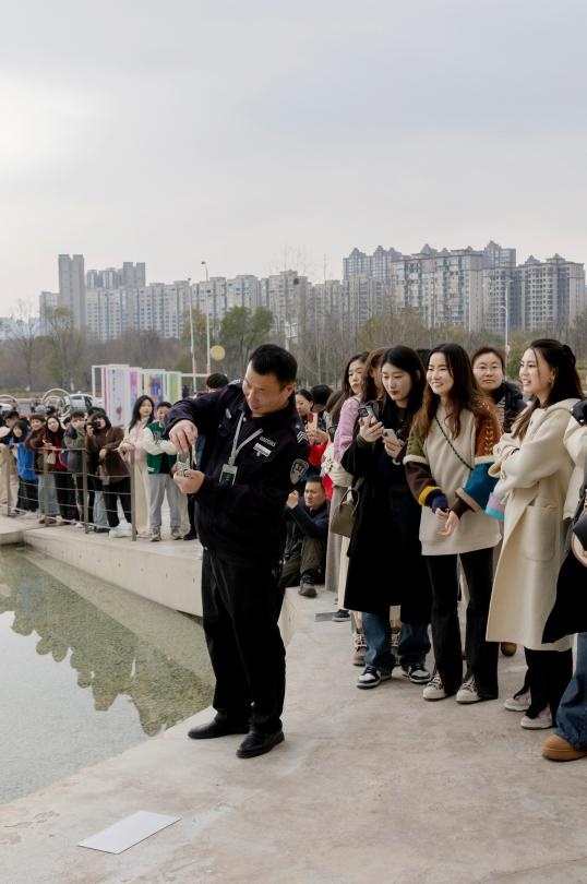 长沙保安大叔,你火啦!网友排队,根本停不下来 长沙保安大叔,你火啦!网友排队,根本停不下来