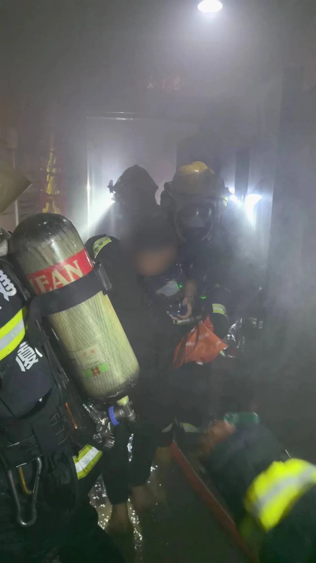 厦门一对父女被困火场,成功逃生的秘诀是…… 厦门一对父女被困火场,成功逃生的秘诀是……