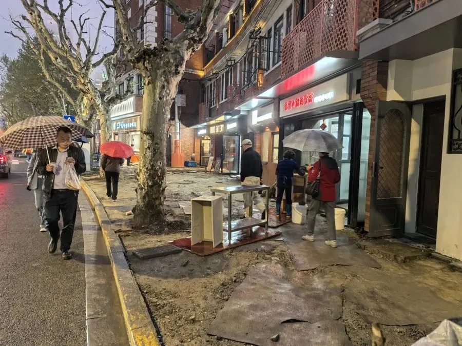 不到一年，上海市中心这条小马路第3次被挖开！怎么回事→