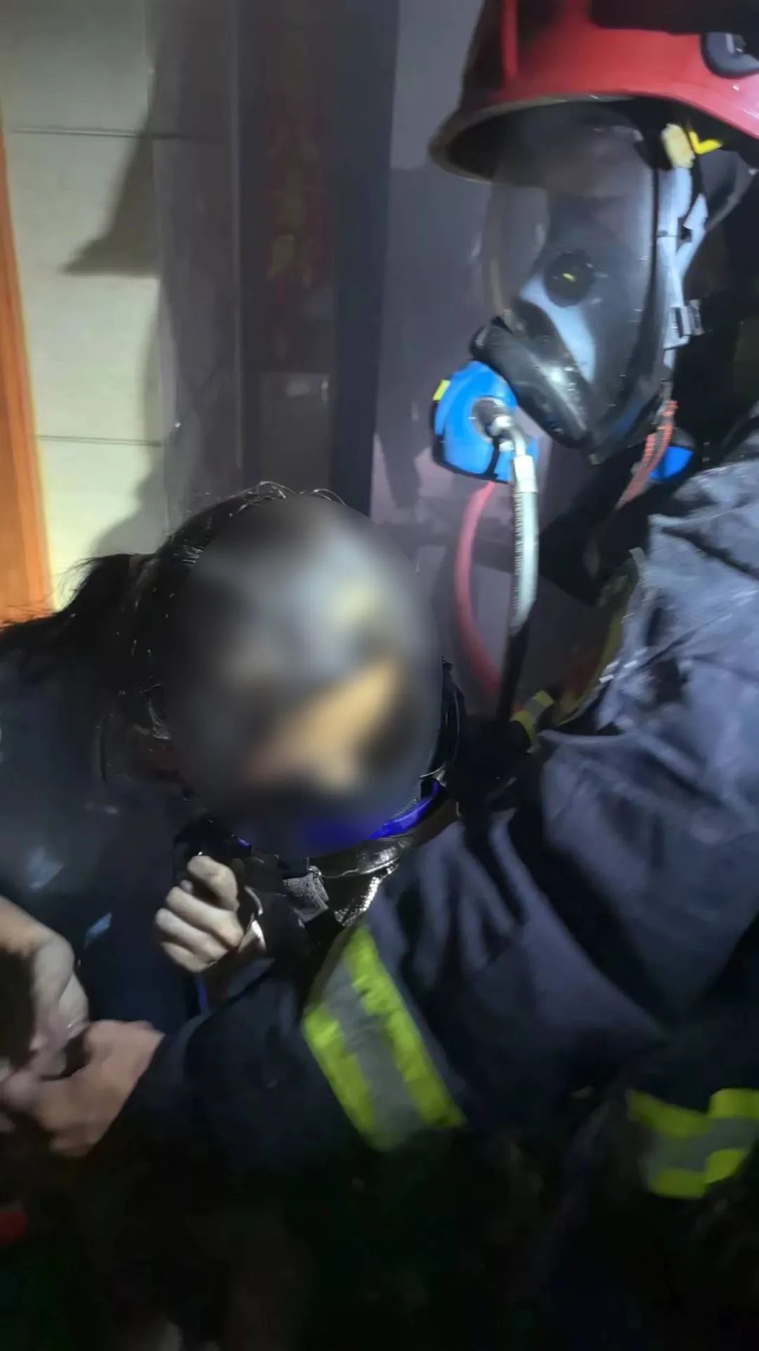 厦门一对父女被困火场,成功逃生的秘诀是…… 厦门一对父女被困火场,成功逃生的秘诀是……