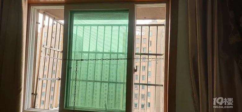 后怕！孩子拍了两下防盗窗整个掉下来