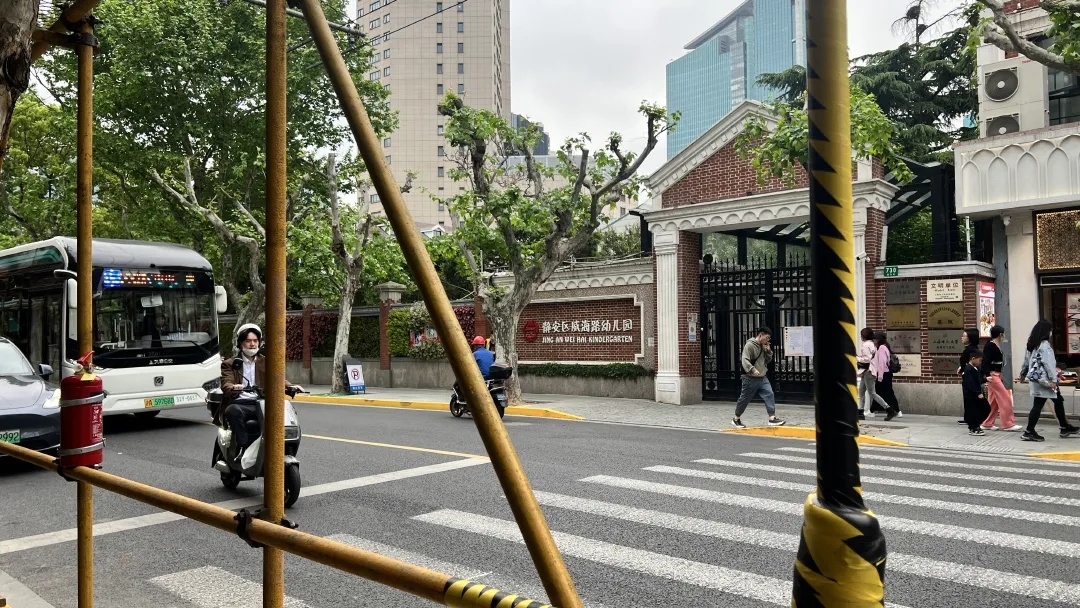 不到一年，上海市中心这条小马路第3次被挖开！怎么回事→