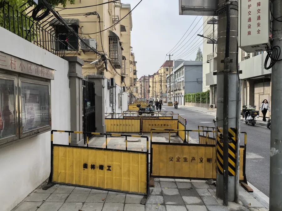 不到一年，上海市中心这条小马路第3次被挖开！怎么回事→