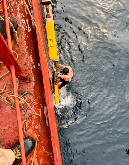 渔民海上遇险漂流4天被救起，海事部门积极协调助平安回家
