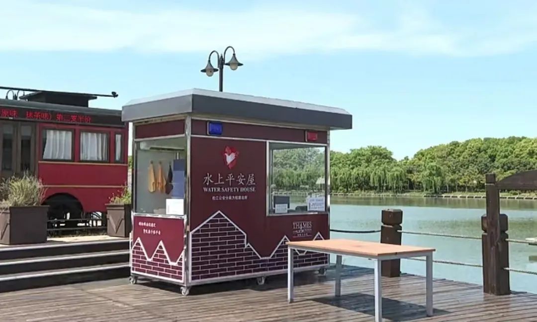 上海网红打卡地惊险一幕：有女子落水，水已没过头顶！危急时刻……