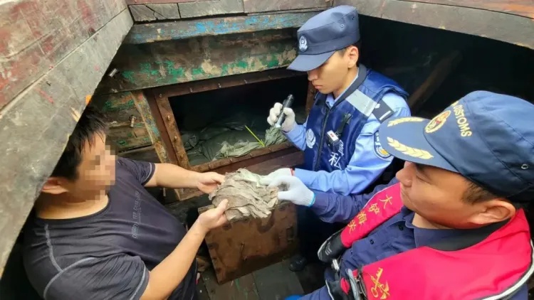 5.5吨冻牛百叶!广州海关查获一起利用渔船藏匿走私冻品案 5.5吨冻牛百叶!广州海关查获一起利用渔船藏匿走私冻品案