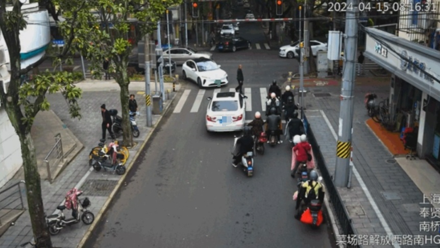 上海一司机“大秀车技”，辗转腾挪连闯4个红灯！交警出手：记33分！