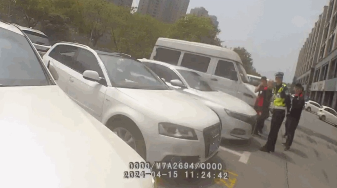 上海早高峰，一司机为赶时间连闯4个红灯，最终被记33分→