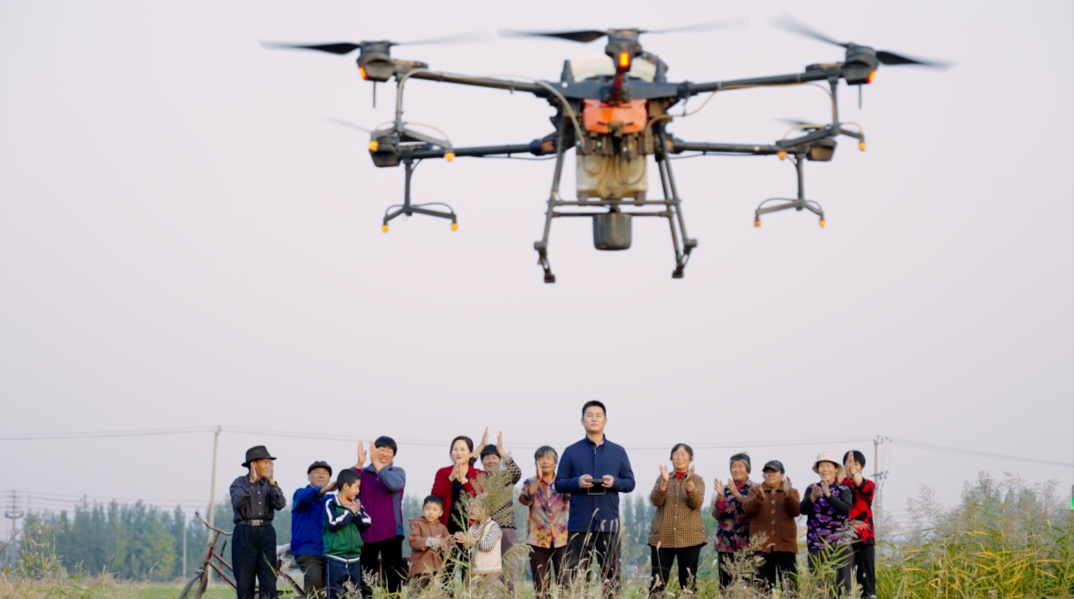 一个人轻松管理2000亩!这群回归田间地头的年轻人究竟有什么“魔力”? 一个人轻松管理2000亩!这群回归田间地头的年轻人究竟有什么“魔力”?