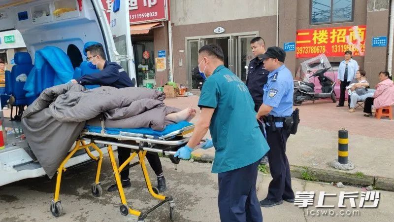 长沙一外卖员敲门后,报警了! 长沙一外卖员敲门后,报警了!