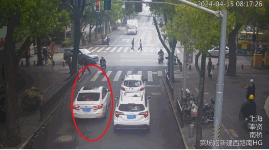 上海早高峰，一司机为赶时间连闯4个红灯，最终被记33分→