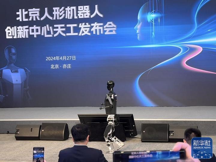 纯电驱人形机器人在京“跑步”亮相