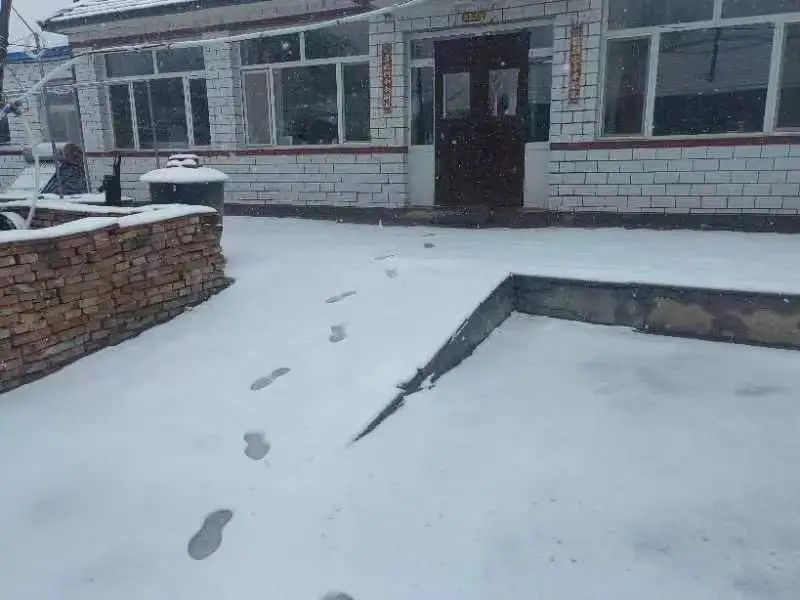 快五月了还雪花飘飘？河北一地出现降雪天气 积雪一尺多厚
