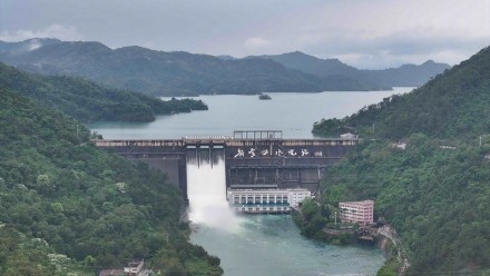 广东新丰江水库时隔18年三闸全开泄洪