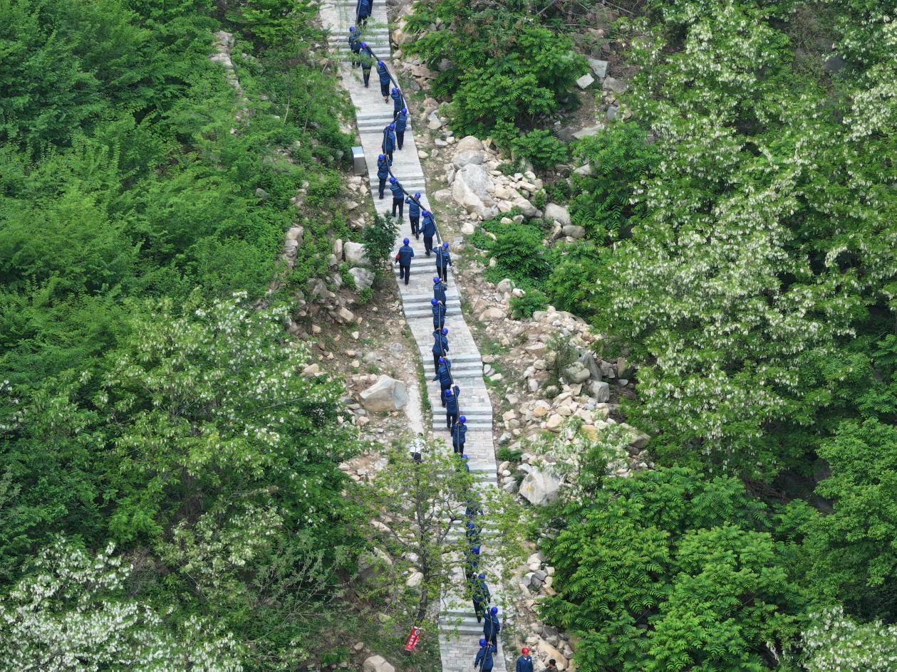 170多名电力“挑山工”肩扛2.9吨电缆上泰山 170多名电力“挑山工”肩扛2.9吨电缆上泰山