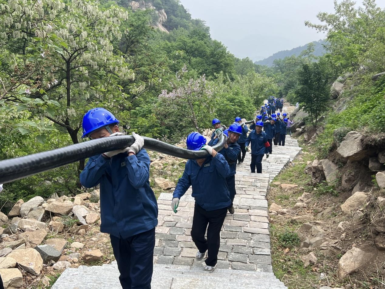 170多名电力“挑山工”肩扛2.9吨电缆上泰山 170多名电力“挑山工”肩扛2.9吨电缆上泰山