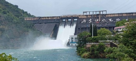 广东新丰江水库时隔18年三闸全开泄洪