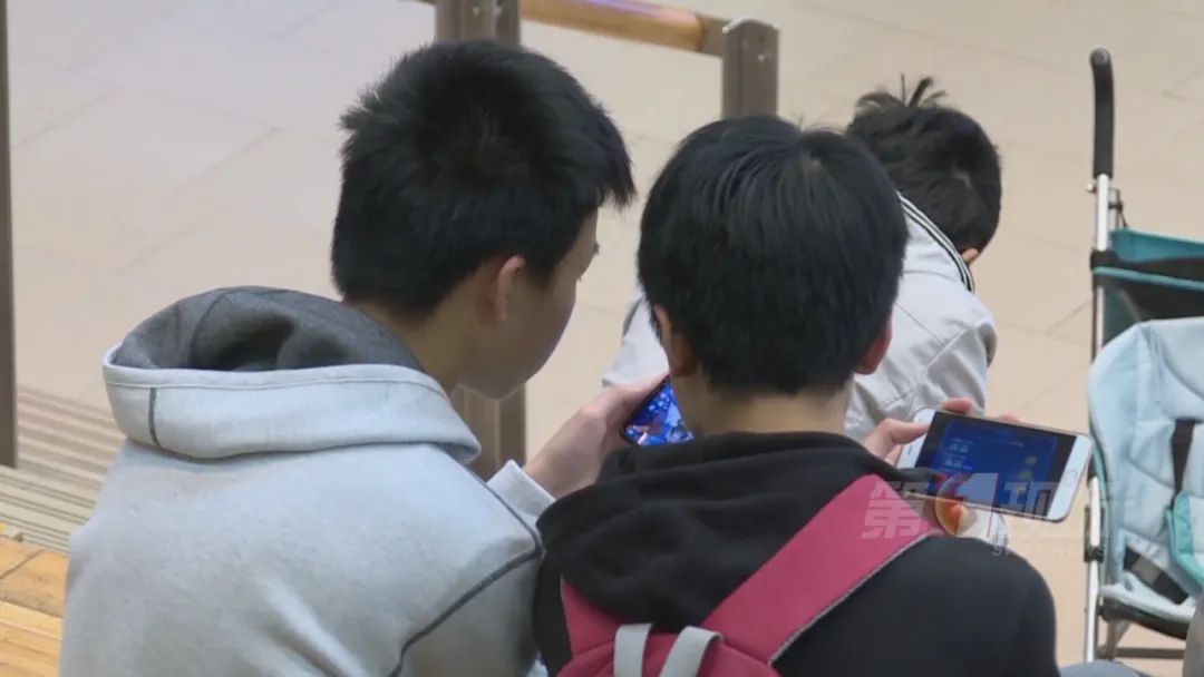 孩子“豪气充值”坑爹妈，面对游戏充值乱象，家长们要注意了！