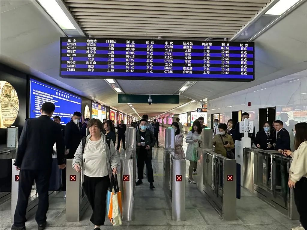 上海火车站东北出站口启用，上海三大火车站实现出站换乘地铁单向免安检→
