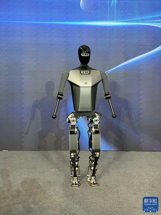 纯电驱人形机器人在京“跑步”亮相