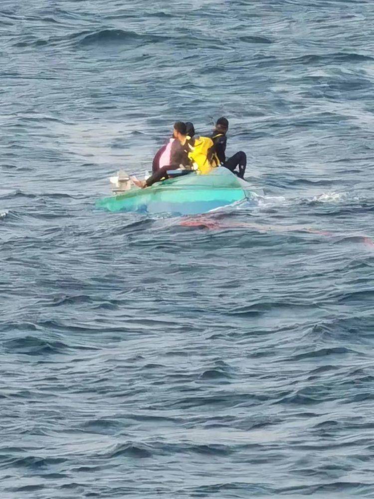 广西北海渔船侧翻 遇险5人成功获救