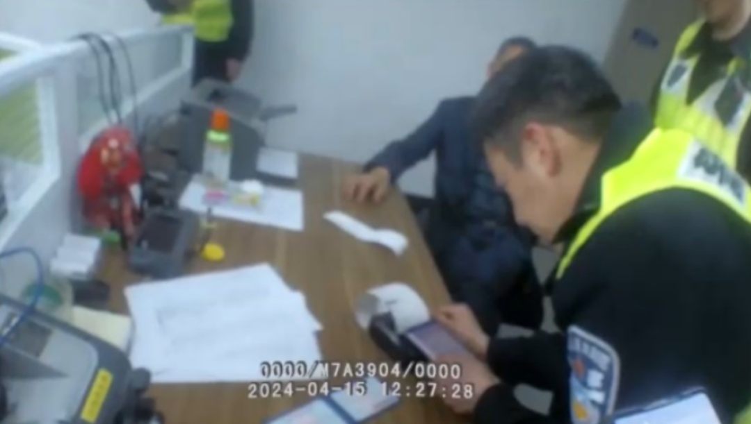 上海早高峰，一司机为赶时间连闯4个红灯，最终被记33分→