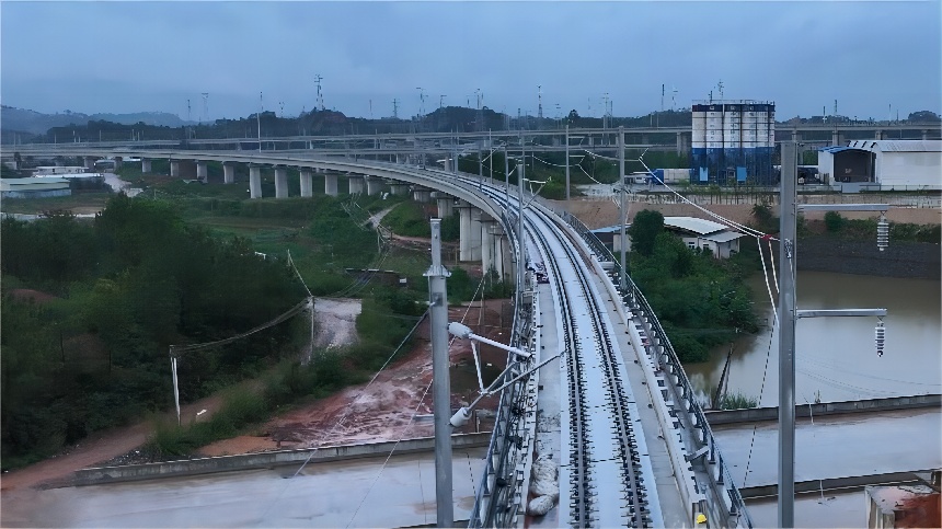 设计时速350公里，这条高铁全线铺轨完成→