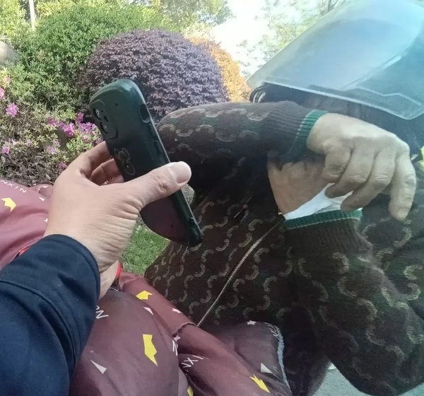 路遇交警执法，女子突然崩溃大哭！“我觉得太难了……”