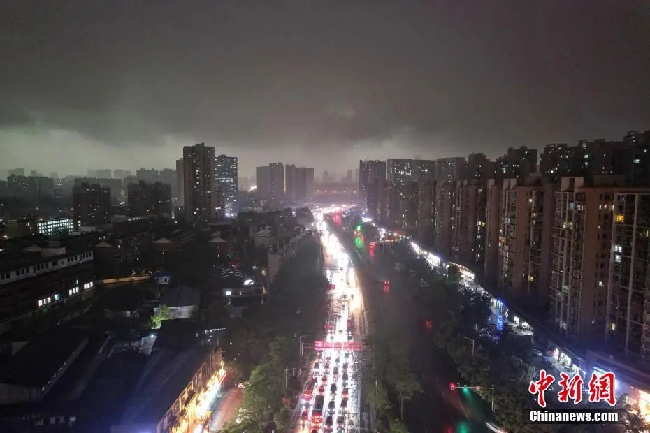 长沙“秒变天黑”！多地再迎暴雨，列车晚点、停运！