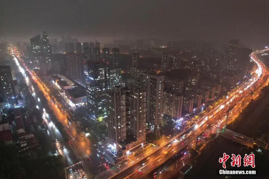 长沙“秒变天黑”！多地再迎暴雨，列车晚点、停运！