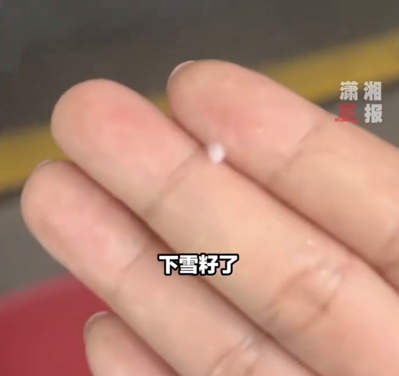 中午12点，天空突然“黑中发绿”！还有地方下起了大雪