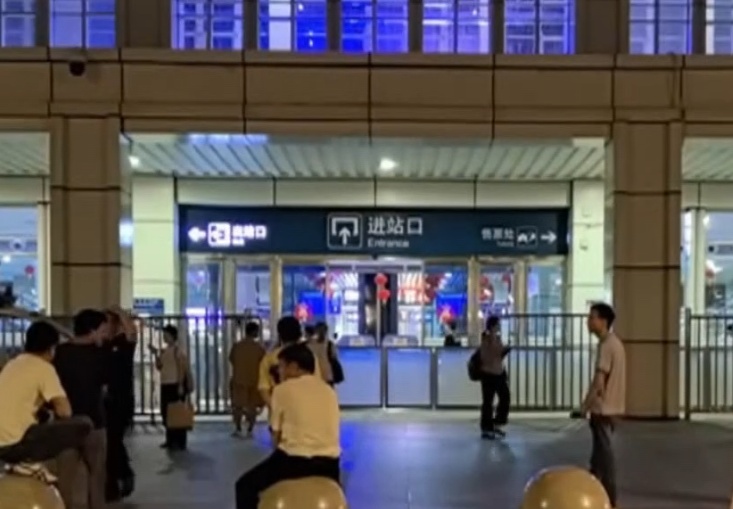 司机漫天议价、随意拼客……深夜的肇庆东站“黑车”泛滥