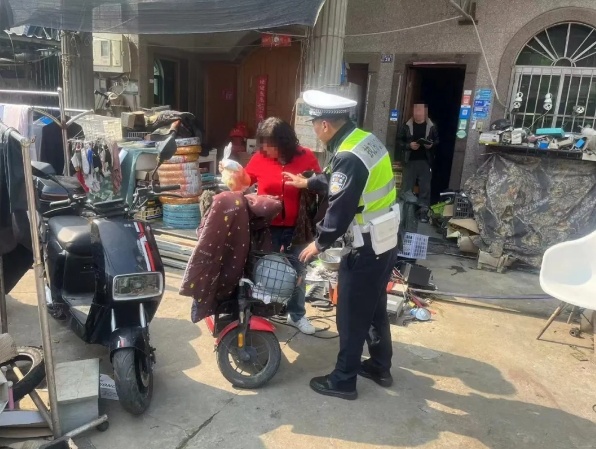 路遇交警执法，女子突然崩溃大哭！“我觉得太难了……”