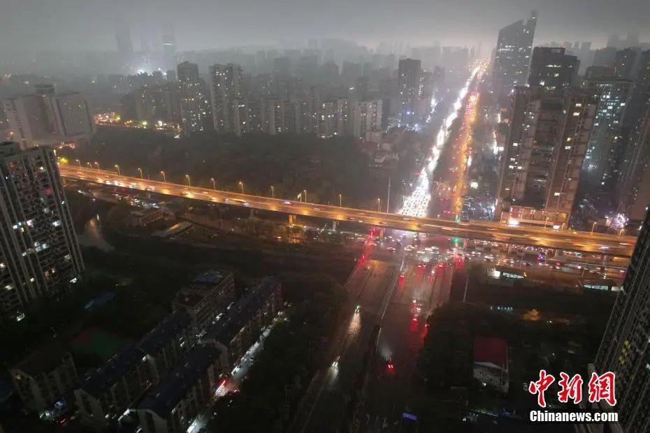 长沙“秒变天黑”！多地再迎暴雨，列车晚点、停运！