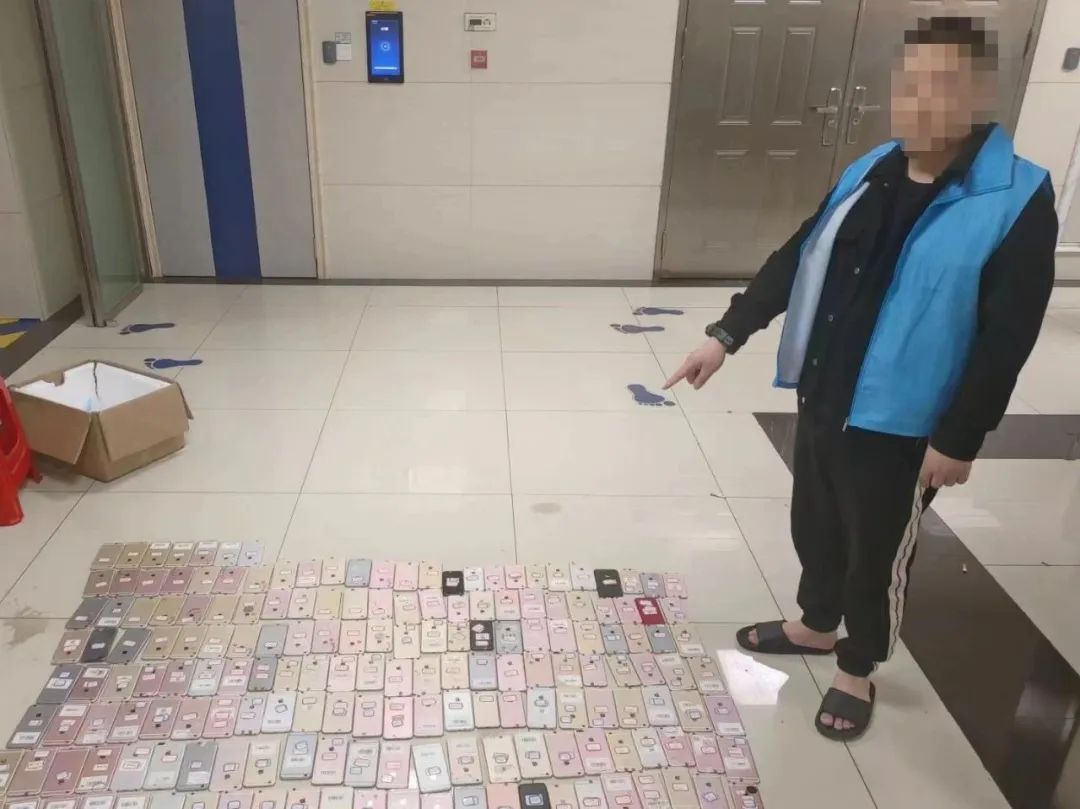 推开门，民警看到几百台手机……