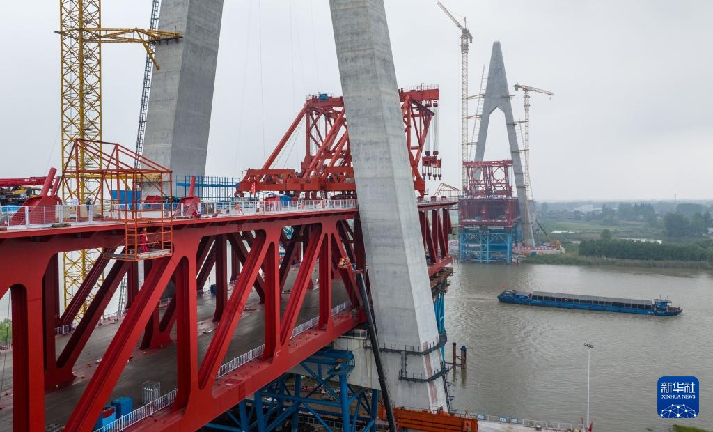 安徽马鞍山：长江大桥施工忙