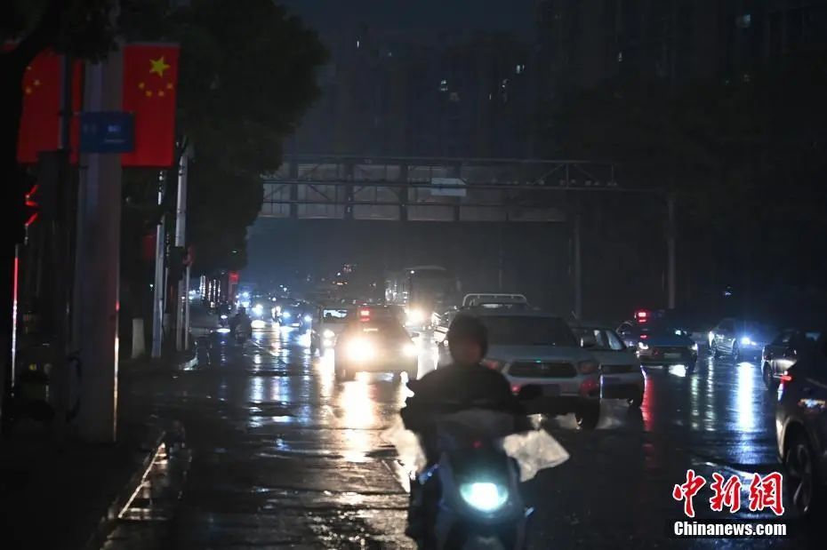 长沙“秒变天黑”！多地再迎暴雨，列车晚点、停运！