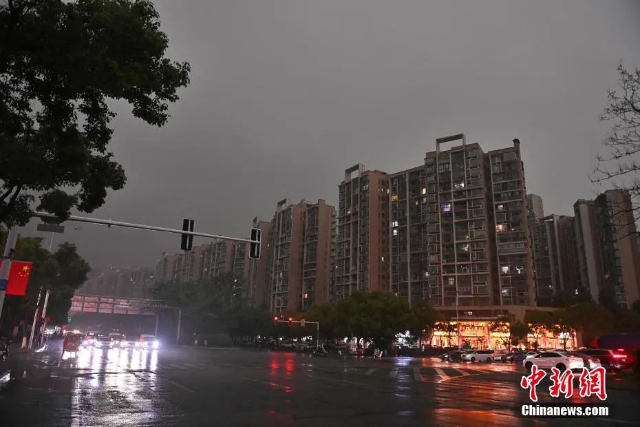 长沙“秒变天黑”！多地再迎暴雨，列车晚点、停运！